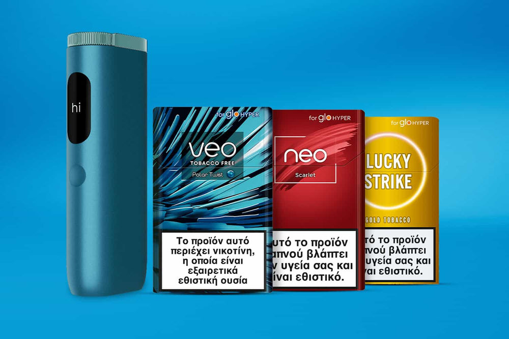 A blue electronic vaping device stands upright next to three colorful tobacco product packages with Greek health warnings, all set against a blue background.