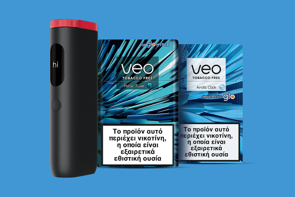 A black electronic vaping device with a red top stands next to two blue VEO tobacco-free nicotine product packs labeled in Greek, all on a solid light blue background.