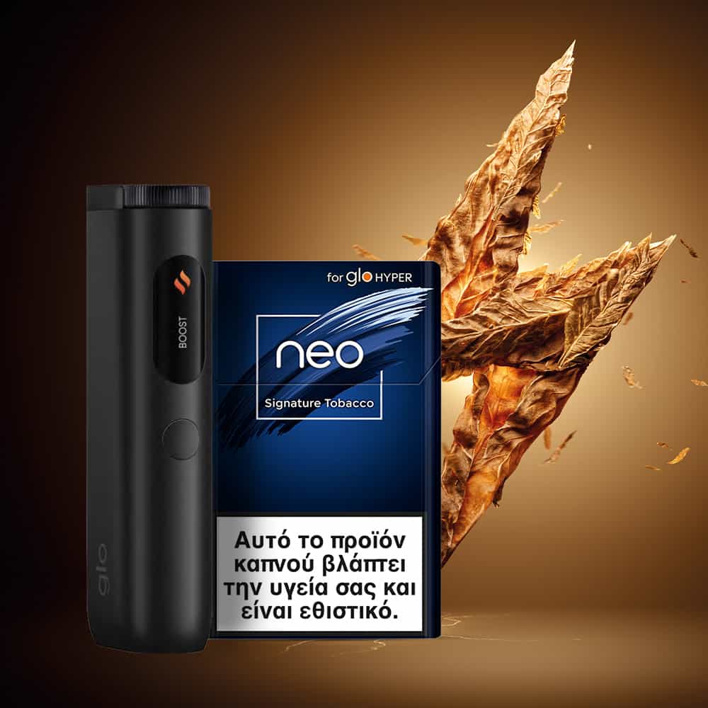 A black glo Hyper device stands next to a pack of neo™ Signature Tobacco featuring a Greek health warning. Tobacco leaves appear in the background on a brown gradient backdrop.