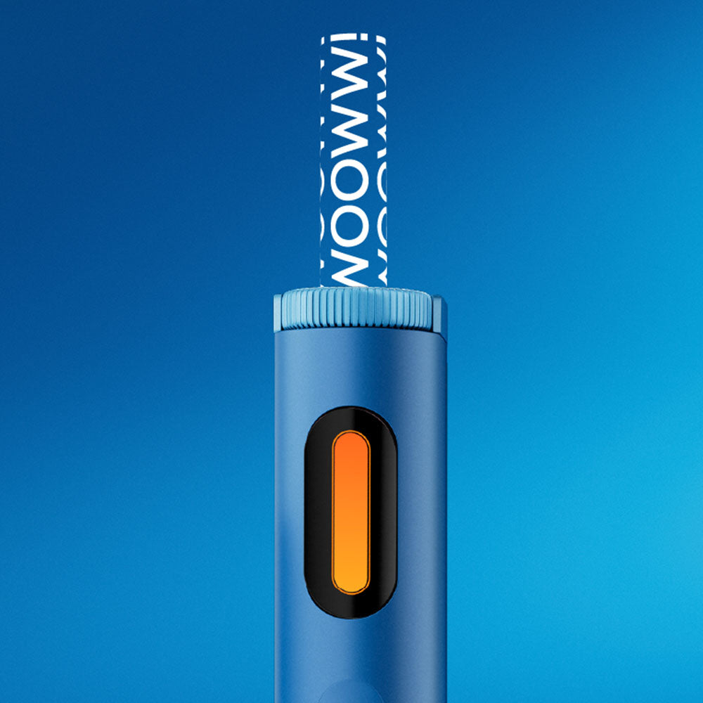 Κοντινό πλάνο της μπλε συσκευής glo™ HYPER PRO με πορτοκαλί ένδειξη και ένα μοτίβο με την ένδειξη WOOW! στην κορυφή, σε μπλε φόντο.